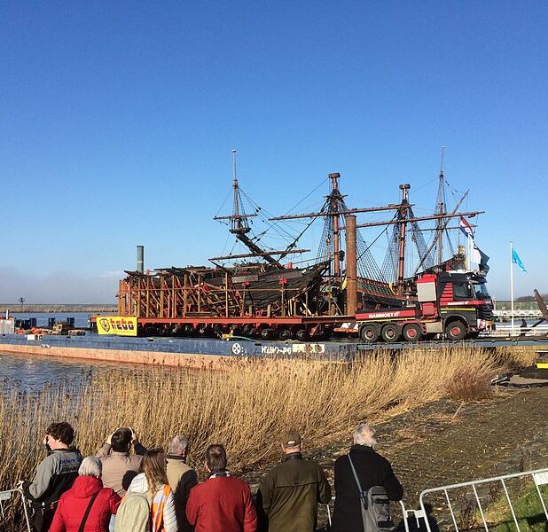 Transport IJsselkogge naar conserveringsstation in Lelystad in 2016