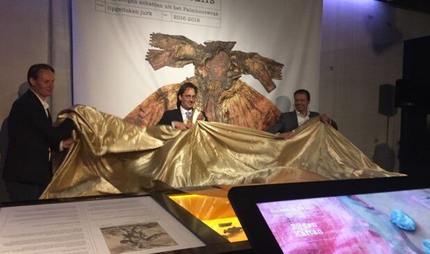 Burgemeester Michiel Uitdehaag onthult samen met gedeputeerde Jack van der Hoek (rechts) en wethouder Sander Knippenberg (links) de tentoonstelling in Museum Kaap Skil