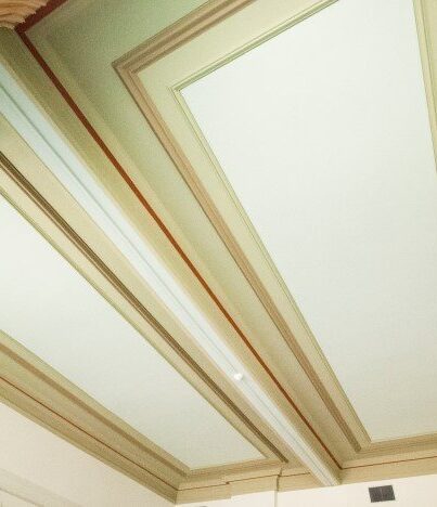 Het plafond van de huidige koffiekamer is inmiddels geschilderd in de oorspronkelijke kleuren