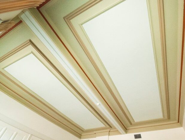 Het plafond van de huidige koffiekamer is inmiddels geschilderd in de oorspronkelijke kleuren