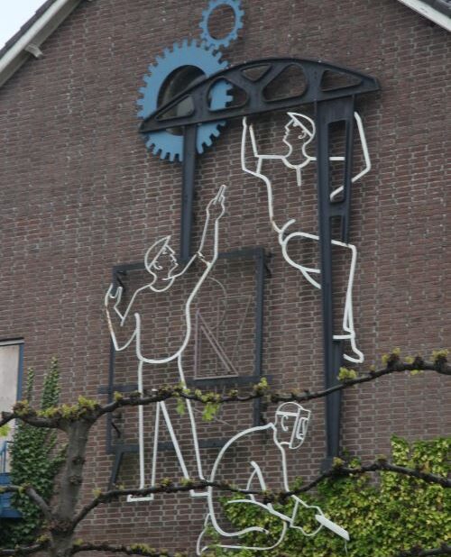 Het kunstwerk aan de gevel van de voormalige school aan de Kuipersdijk 13 in Enschede