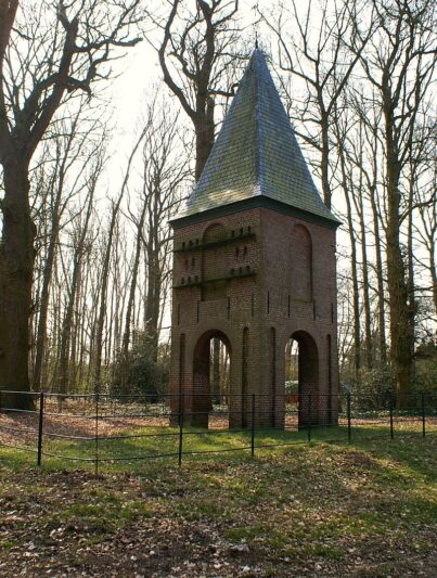 De duiventoren van Kasteel Heeze voor de restauratie
