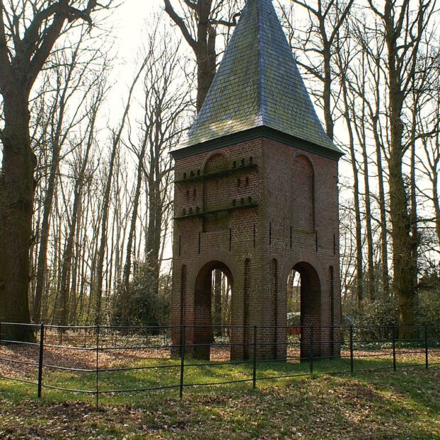 De duiventoren van Kasteel Heeze voor de restauratie