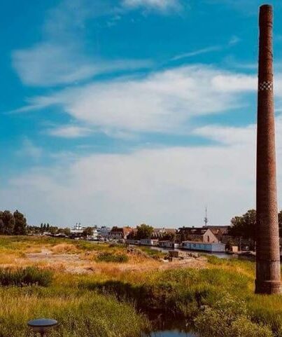 De schoorsteen aan het Jaagpad bij het Noord-Hollandsch Kanaal in Alkmaar herinnert aan de Stoom-, Wasch- en Strijkinrichting van de firma Krom
