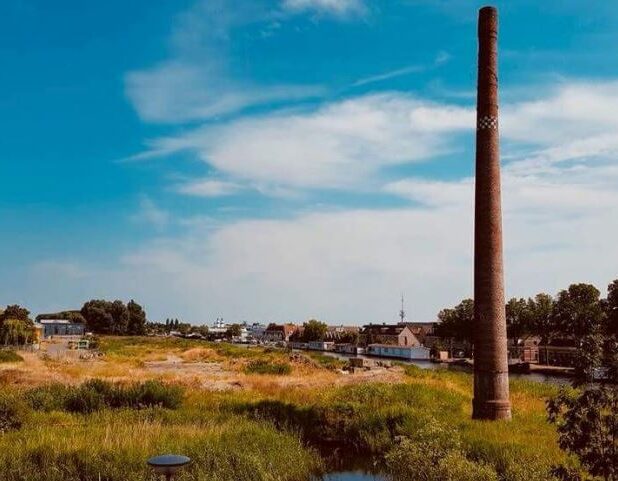 De schoorsteen aan het Jaagpad bij het Noord-Hollandsch Kanaal in Alkmaar herinnert aan de Stoom-, Wasch- en Strijkinrichting van de firma Krom