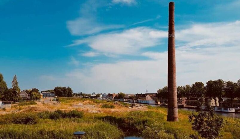 De schoorsteen aan het Jaagpad bij het Noord-Hollandsch Kanaal in Alkmaar herinnert aan de Stoom-, Wasch- en Strijkinrichting van de firma Krom