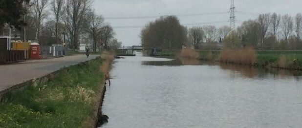 De melkfabriek staat links. Het Boterdiep moet omgelegd worden, zodat de melkfabriek kan uitbreiden