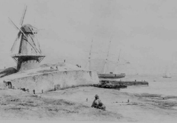 De Oranjemolen in Vlissingen. Rechts van de figuur op de dijk de contouren van het wrak dat begin dit jaar precies zo naar boven kwam