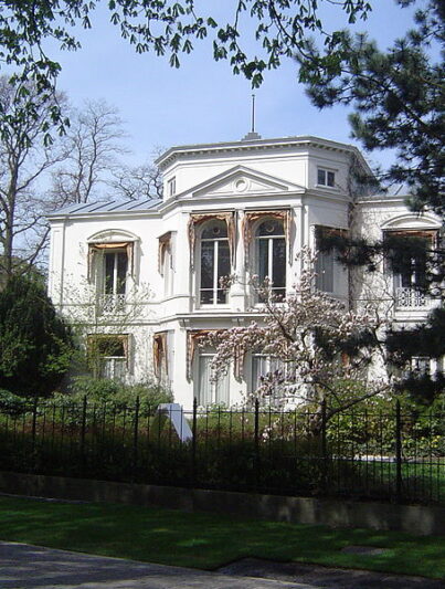 De rijksmonumentale villa op nummer 4 en 5 van Plein 1813 in Den Haag