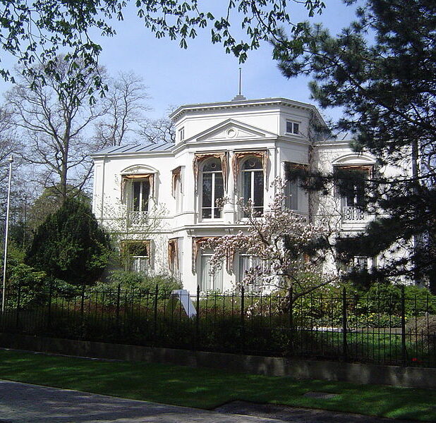 De rijksmonumentale villa op nummer 4 en 5 van Plein 1813 in Den Haag