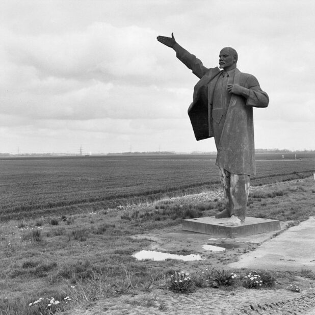 Het Lenin-beeld toen het nog in Tjuchem stond