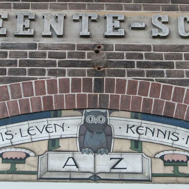 De gevel van het oude schoolgebouw in Den Helder