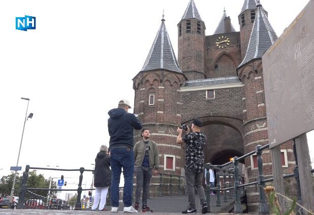 Rapduo Dos Hermanos en rapper Nova voor de Amsterdamse Poort in Haarlem