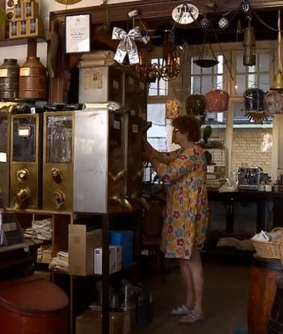Marie Louise Velder in haar koffiewinkel op de Amsterdamse Haarlemmerstraat