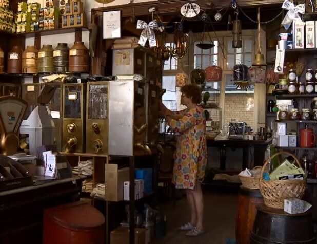 Marie Louise Velder in haar koffiewinkel op de Amsterdamse Haarlemmerstraat