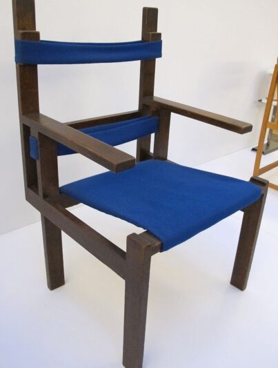 De lattenstoel met blauwe bekleding van Marcel Breuer uit 1924