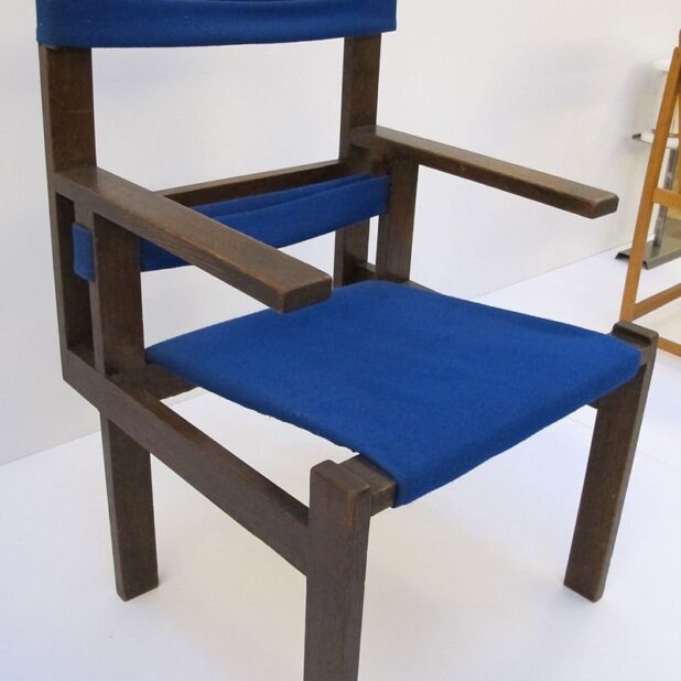 De lattenstoel met blauwe bekleding van Marcel Breuer uit 1924
