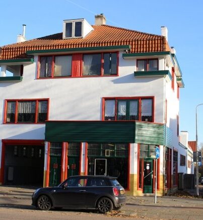 De voormalige KwikFit-garage aan de Amsterdamseweg 484-488 in Amstelveen
