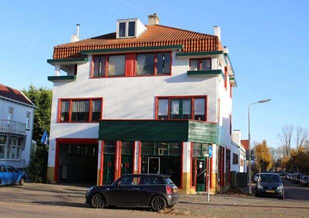 De voormalige KwikFit-garage aan de Amsterdamseweg 484-488 in Amstelveen