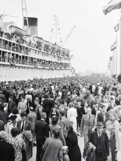 Terugkeer van het passagiersschip MS Oranje van de Stoomvaart Maatschappij Nederland in IJmuiden
