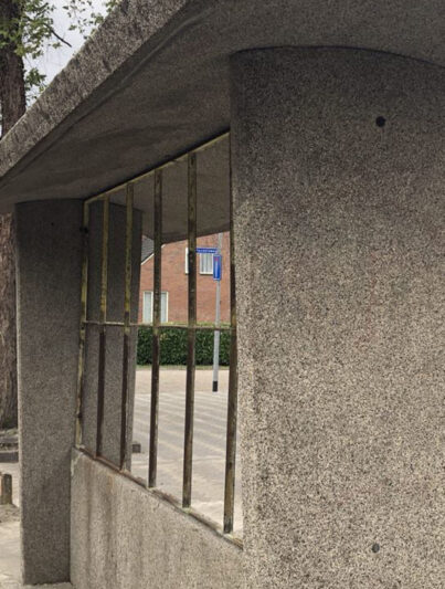 Het betonnen bushokje uit Hoogezand