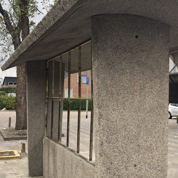 Het betonnen bushokje uit Hoogezand