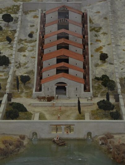 Een reconstructie van het watermolencomplex in het Musée de l'Arles antique