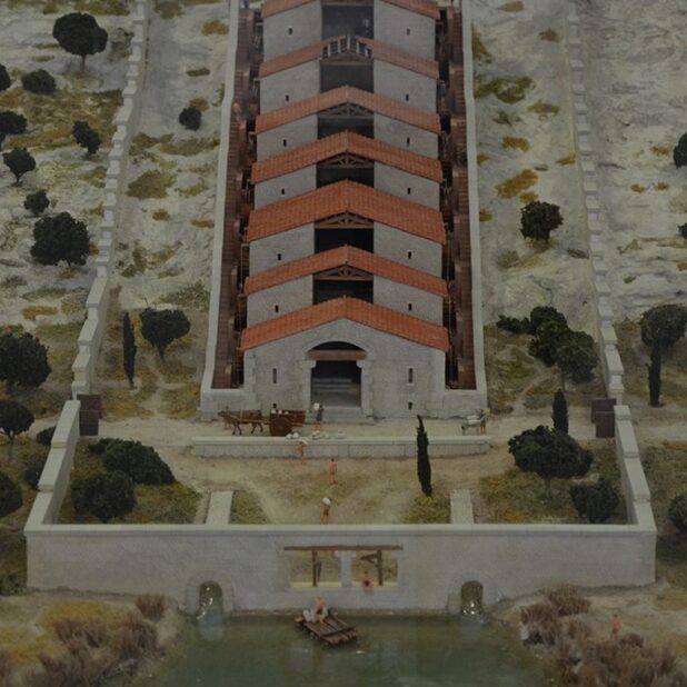 Een reconstructie van het watermolencomplex in het Musée de l'Arles antique