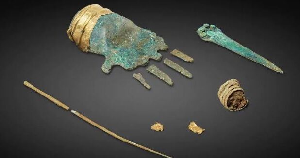 De bronzen hand werd gevonden in het 3500 jaar oude graf van een man in Zwitserland