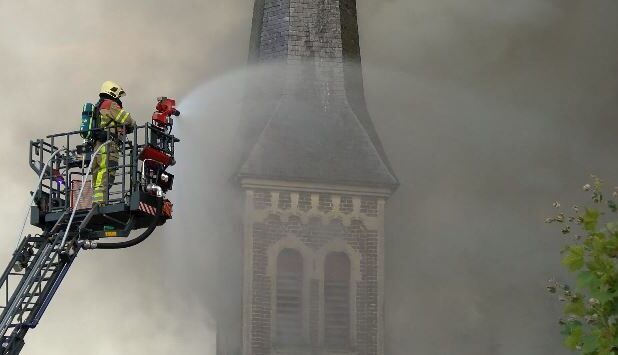 Rijksmonumentale kerk Valkenburg zwaar beschadigd door brand