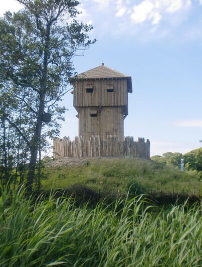 Reconstructie van een soortgelijke burcht, een motteburcht, op het terrein van Kasteel Westhove in Oostkapelle