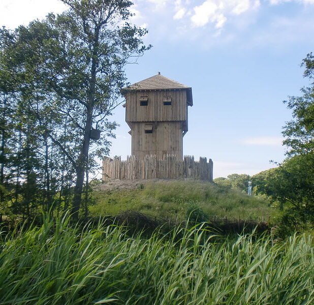 Reconstructie van een soortgelijke burcht, een motteburcht, op het terrein van Kasteel Westhove in Oostkapelle