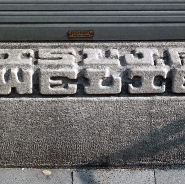 Rietvelds decoratie aan de juwelierswinkel Begeer aan het Oudkerkhof 27 in Utrecht