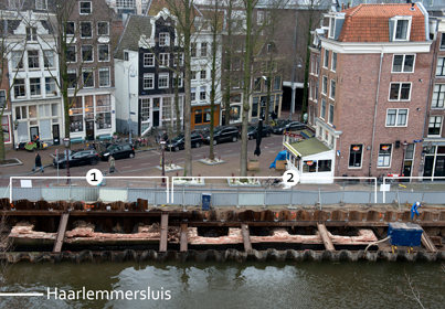 De drie verschillende muurdelen van de kade langs het Singel