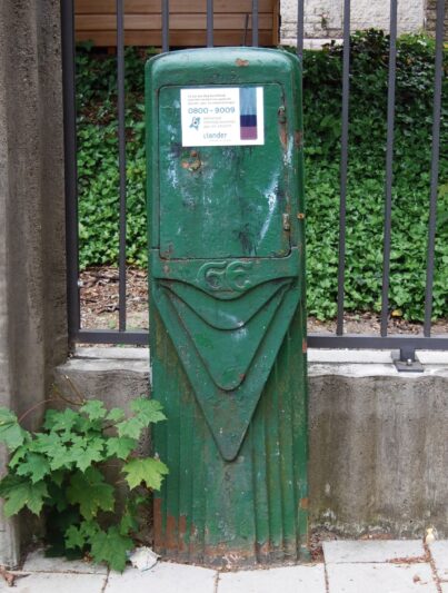 Een trafokast van de Amsterdamse School