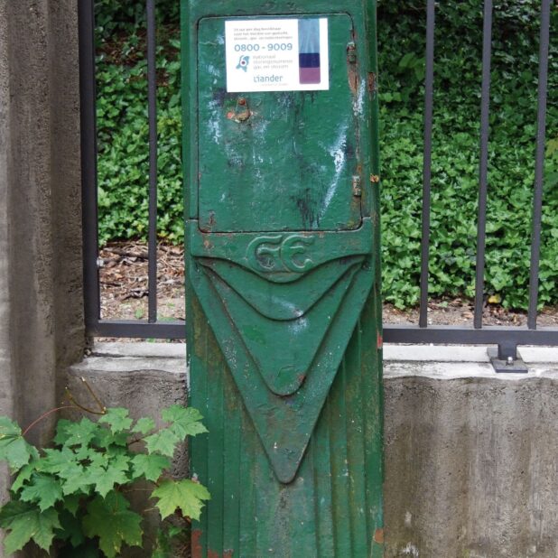 Een trafokast van de Amsterdamse School