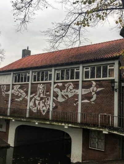 Het kunstwerk op de gevel van het Kreekgebouw in Klundert