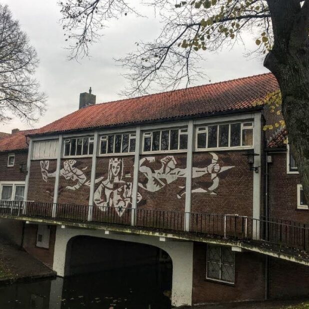 Het kunstwerk op de gevel van het Kreekgebouw in Klundert