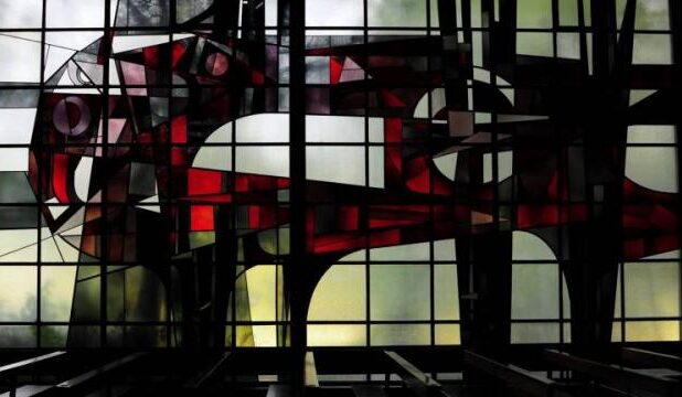 Het glas-in-loodraam uit de kerk van de Goddelijke Voorzienigheid te Bergen op Zoom