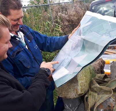 Medewerkers van aannemersbedrijf Lagerweij bekijken waar de limietpalen moeten komen