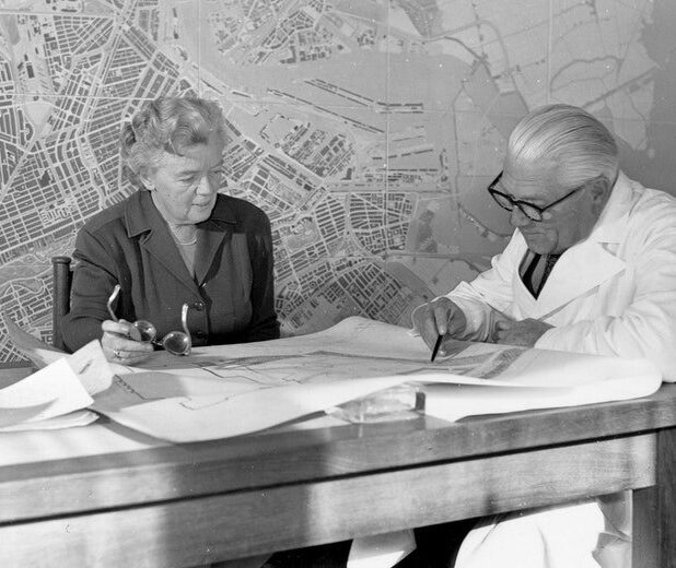 De stedenbouwkundigen Jakoba Mulder en Cornelis van Eesteren in 1956
