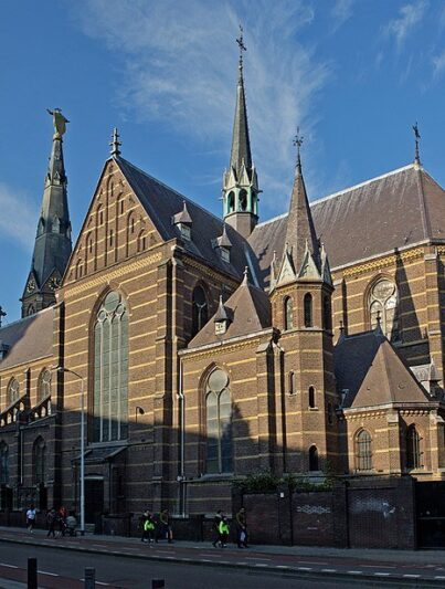 De Paterskerk aan de Kanaalstraat in Eindhoven, met links de uitbouwtjes met gothische boogjes, de vroegere biechtstoelen