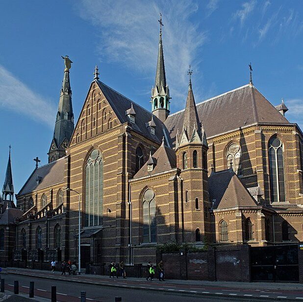 De Paterskerk aan de Kanaalstraat in Eindhoven, met links de uitbouwtjes met gothische boogjes, de vroegere biechtstoelen