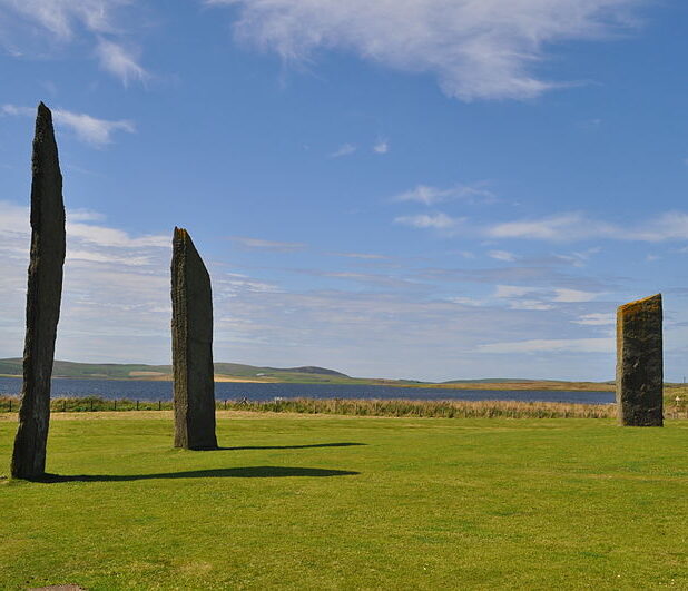 De Stones of Stenness op één van de Orkney-eilanden in Schotland