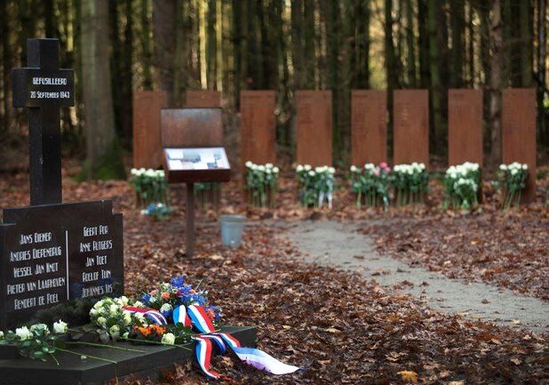 Het verzetsgraf met de namen van de slachtoffers