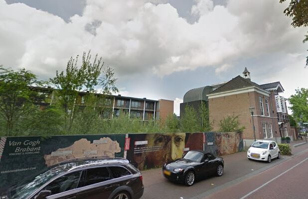 Het Vincentre in Nuenen, met op de voorgrond het terrein waar de aanbouw moet komen
