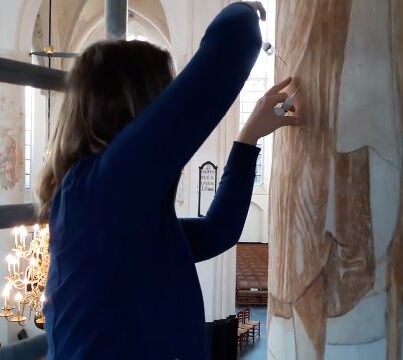 Restaurator Aafje Bouwhuis aan het werk in de Grote Kerk in Harderwijk