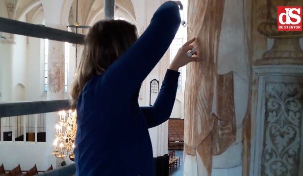 Restaurator Aafje Bouwhuis aan het werk in de Grote Kerk in Harderwijk