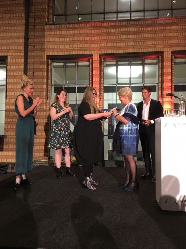 Davida de Hond, het Museumtalent van 2018, krijgt de prijs uitgereikt door Marjan Hammersma, secretaris-generaal van het ministerie van OCW