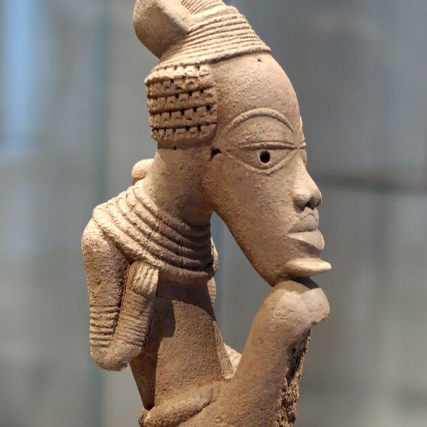 Een Nigeriaanse Nok-beeld in het Louvre